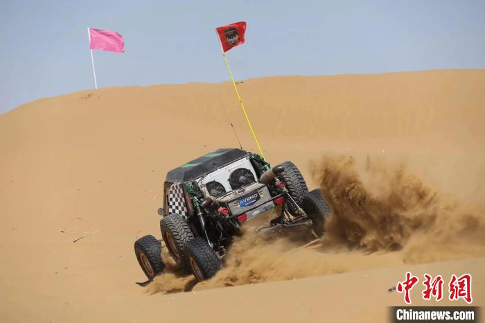 圖為高原沙漠機車越野挑戰(zhàn)賽現(xiàn)場。　貴南縣委宣傳部供圖