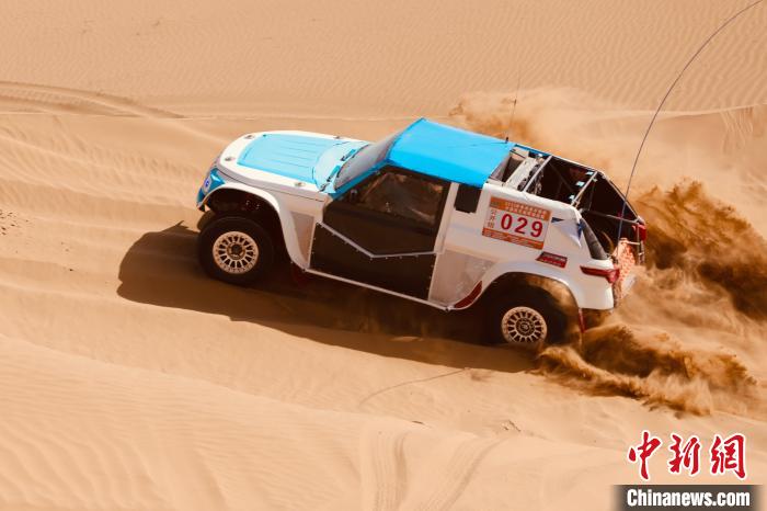 圖為高原沙漠機車越野挑戰(zhàn)賽現(xiàn)場。　貴南縣委宣傳部供圖