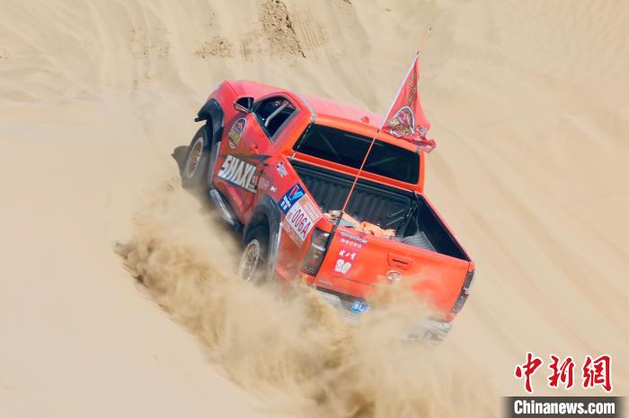 圖為高原沙漠機車越野挑戰(zhàn)賽現(xiàn)場。　貴南縣委宣傳部供圖