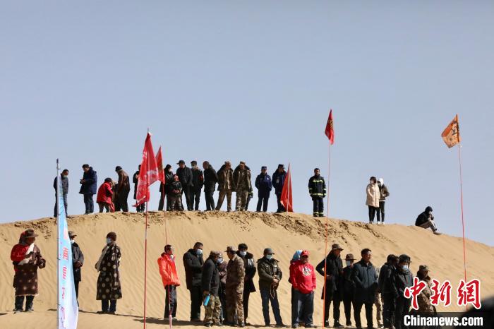 圖為來自各地的觀眾觀看比賽?！≠F南縣委宣傳部供圖