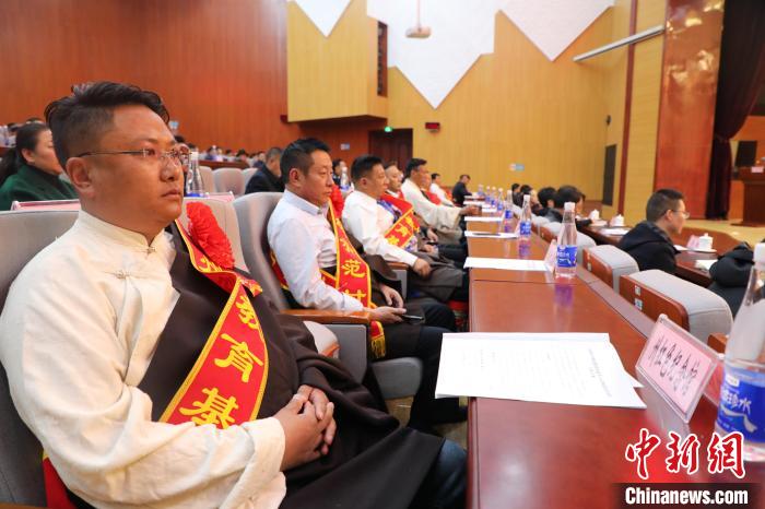 圖為玉樹州民族團(tuán)結(jié)進(jìn)步創(chuàng)建工作推進(jìn)會(huì)現(xiàn)場?！『F龍 攝