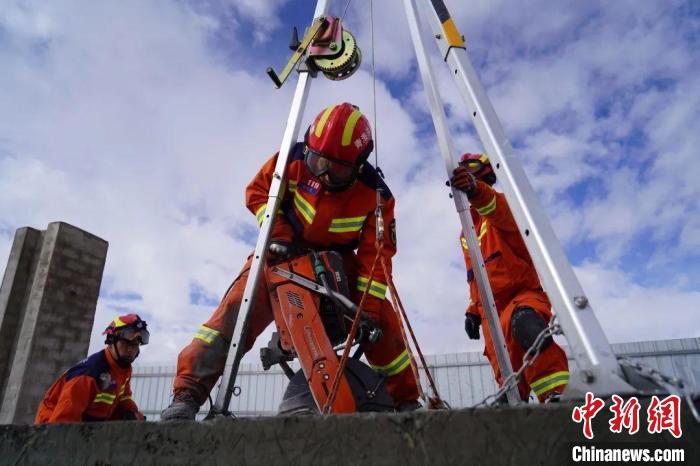 圖為地震實戰(zhàn)拉動現(xiàn)場，參演人員正在進(jìn)行垂直救援項目。　玉樹消防供圖