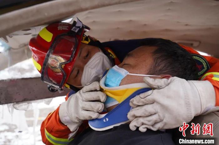 圖為地震實戰(zhàn)拉動現(xiàn)場，參演人員正在進(jìn)行車輛事故救援項目?！∮駱湎拦﹫D