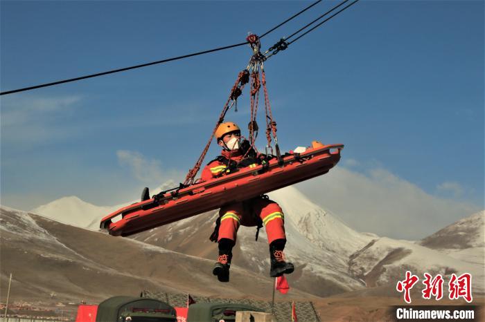 圖為地震實戰(zhàn)拉動現(xiàn)場，參演人員正在進(jìn)行懸崖救助項目?！∮駱湎拦﹫D