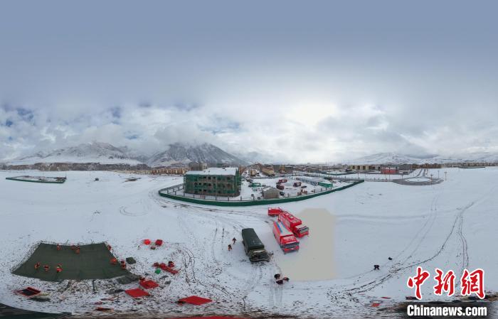 圖為地震實戰(zhàn)演練現(xiàn)場全景?！∮駱湎拦﹫D