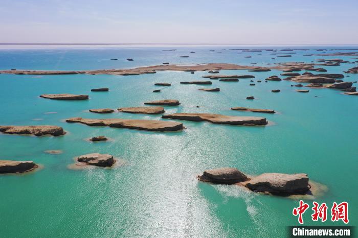 航拍青海大柴旦烏素特水上雅丹奇特景觀?！●R銘言 攝