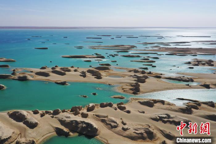 航拍青海大柴旦烏素特水上雅丹奇特景觀?！●R銘言 攝