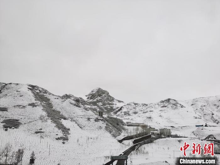 圖為青海省東南部的青沙山區(qū)域銀裝素裹?！?zhí)砀?攝