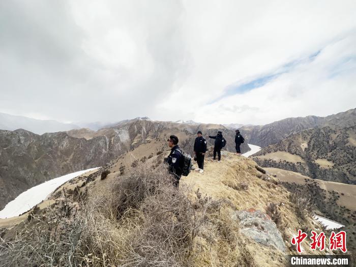 圖為曲麻萊縣崗當村的生態(tài)管護人員開展巡護。　丁巴達杰 攝