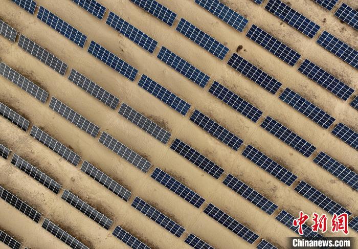 圖為航拍青海省海南藏族自治州共和縣塔拉灘光伏產(chǎn)業(yè)園?！∑钤鲚?攝