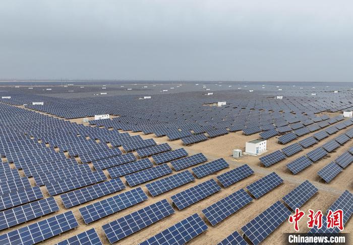 圖為航拍青海省海南藏族自治州共和縣塔拉灘光伏產(chǎn)業(yè)園。　祁增蓓 攝