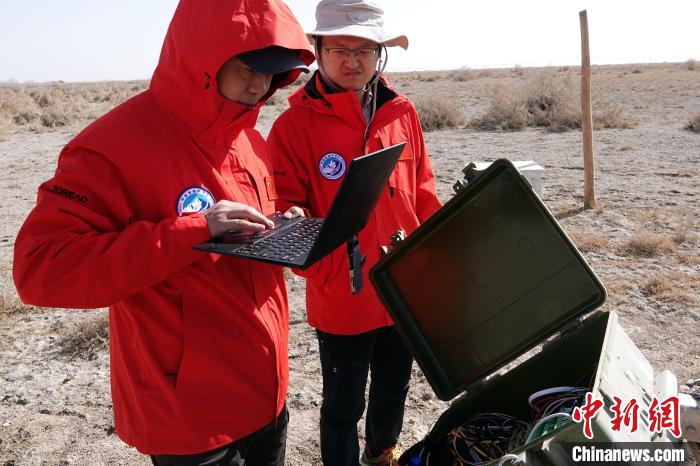 格爾木草地站，青藏科考隊(duì)員采集觀測數(shù)據(jù)?！?lt;a target='_blank' href='/'><p  align=