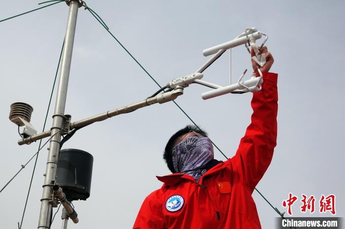 格爾木草地站，青藏科考隊(duì)員維護(hù)科研設(shè)備?！?lt;a target='_blank' href='/'><p  align=