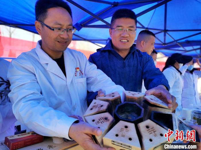 圖為青海省海東市樂都區(qū)中醫(yī)院八卦灸展示?！?zhí)砀?攝