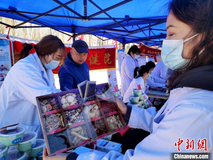 圖為中藥展示?！?zhí)砀?攝