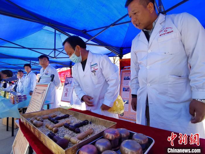 圖為青海省循化縣的國家級(jí)非遺項(xiàng)目尤闕療法的器械展示。　張?zhí)砀?攝