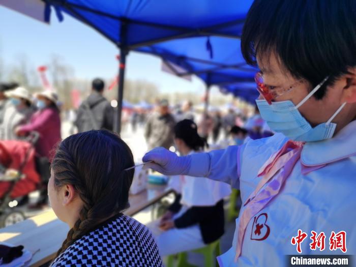 圖為刮痧?！?zhí)砀?攝