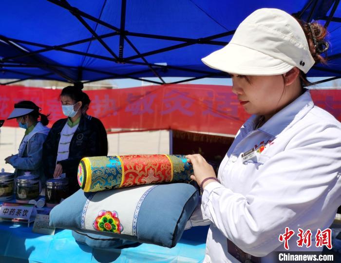 圖為青海省互助縣的中藥枕頭?！?zhí)砀?攝