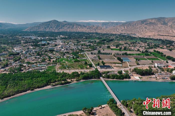 航拍青海貴德黃河岸畔綠意濃濃。　趙凜松 攝