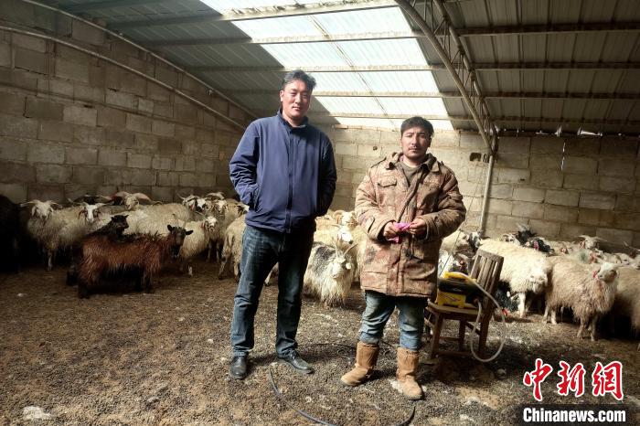 圖為華公太(左)走訪牧民生產(chǎn)生活情況。　才項什姐 攝