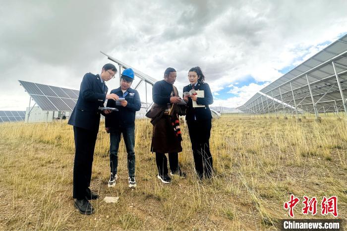 圖為稅務(wù)干部上門開(kāi)展稅費(fèi)輔導(dǎo)。　方貴龍 攝