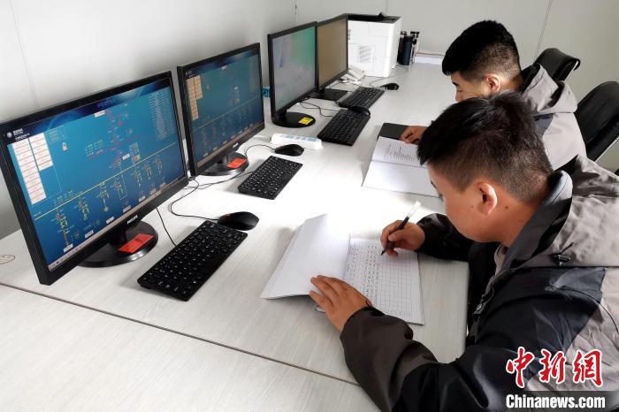 圖為光伏發(fā)電項(xiàng)目升壓站監(jiān)控室。　李雋 攝