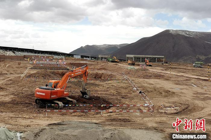 圖為光伏發(fā)電項(xiàng)目施工區(qū)正在抓緊施工。　李雋 攝