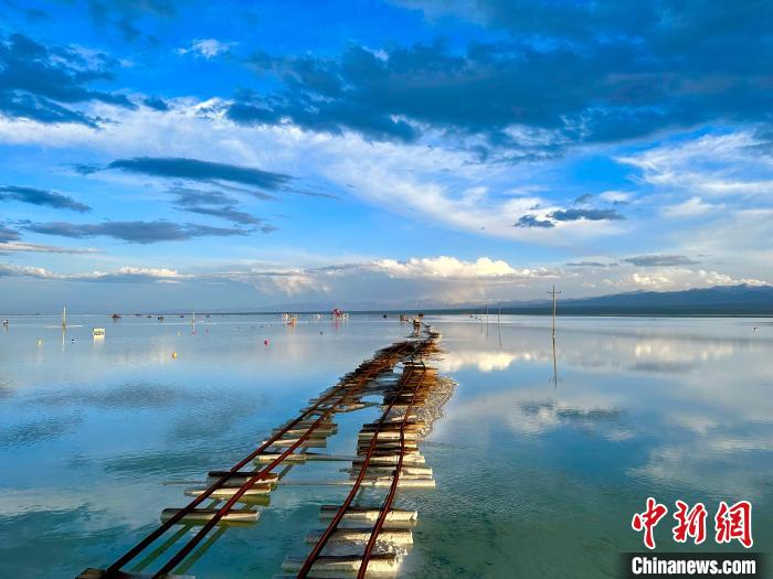圖為茶卡鹽湖景區(qū)風(fēng)光?！⒀?攝