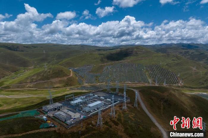 航拍建成投運(yùn)的柯拉一期光伏電站升壓站?！⒅铱?攝