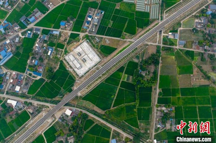 空中俯瞰綿竹牽引變電所和川青鐵路成黃段鐵路線?！⒅铱?攝