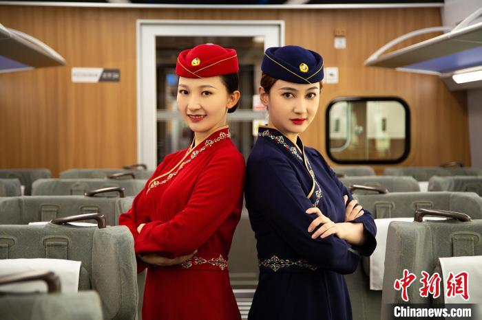 圖為整體色彩以“深藏青”和“喇嘛紅”為主調(diào)的西格段“復(fù)興號”動車組乘務(wù)員新制服?！±罾?攝