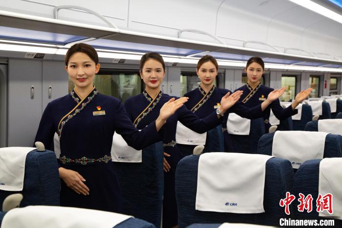 圖為身穿新制服的青藏鐵路西格段“復興號”動車組乘務員?！±罾?攝