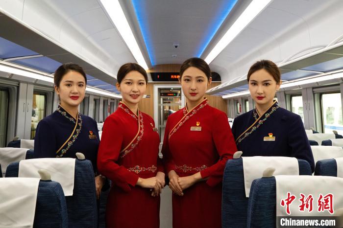 圖為整體色彩以“深藏青”和“喇嘛紅”為主調(diào)的西格段“復興號”動車組乘務員新制服?！±罾?攝