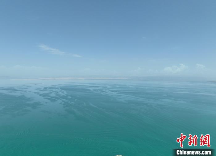 圖為航拍仲夏時節(jié)，青海湖水天一色。　祁增蓓 攝