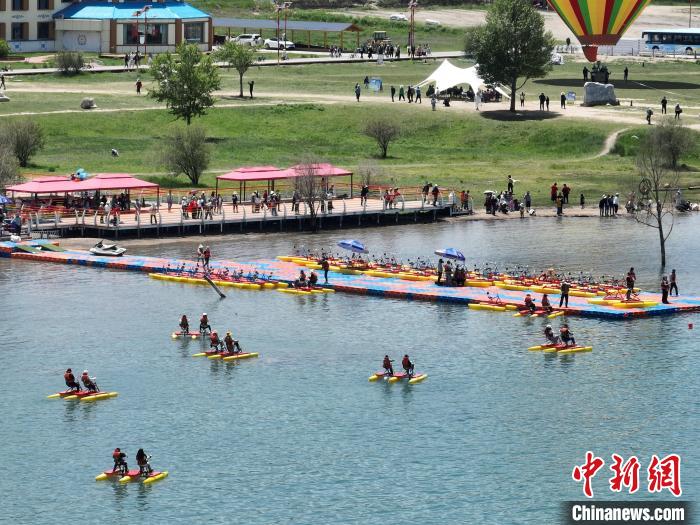 圖為航拍游客青海湖二郎劍景區(qū)體驗娛樂項目?！∑钤鲚?攝