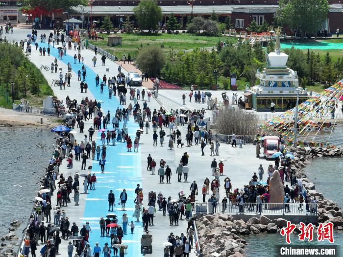 圖為航拍青海湖二郎劍景區(qū)游客眾多?！∑钤鲚?攝