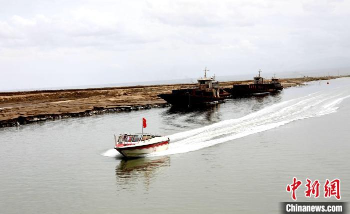 圖為茶卡鹽湖?！⊙Φ?攝