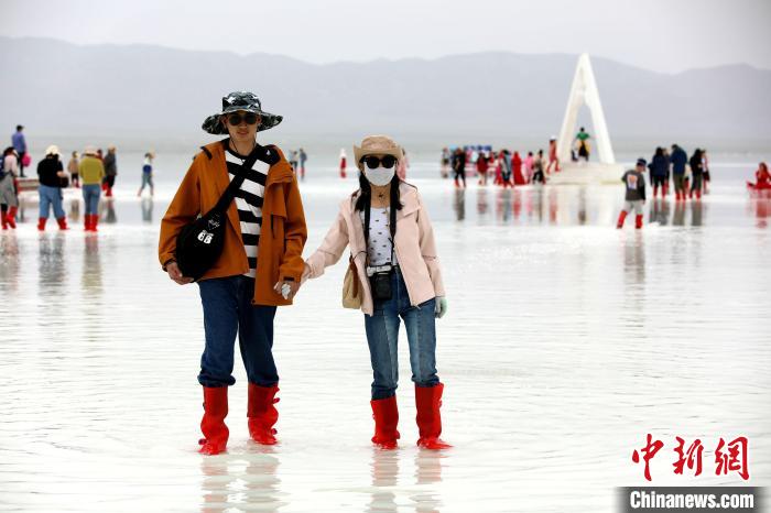 圖為游客在茶卡鹽湖之中?！⊙Φ?攝