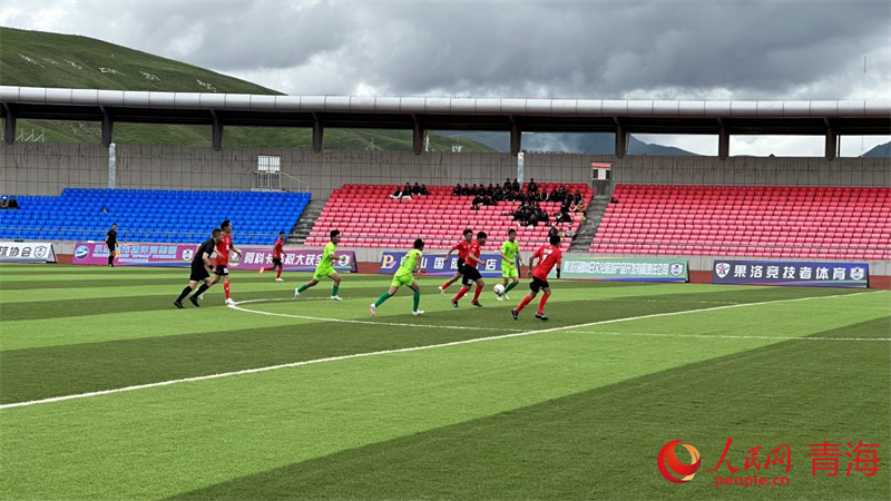 “州超”球員正在拼搶。人民網(wǎng) 劉沛然攝