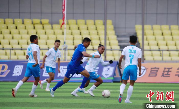 圖為班瑪隊(白)與達日隊在球場進行比拼?！●R銘言 攝