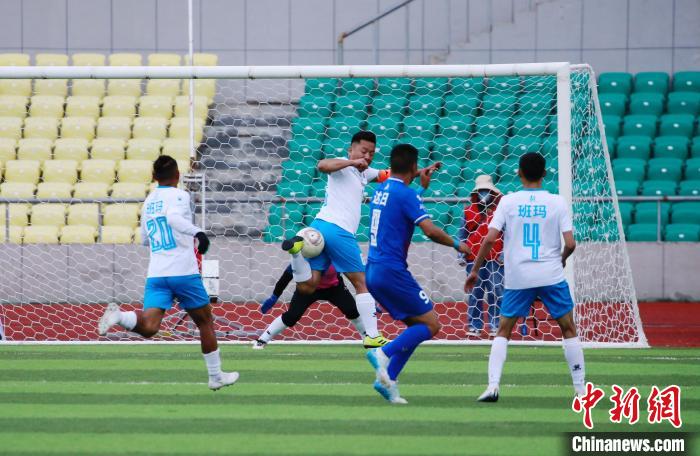 圖為班瑪隊(白)與達日隊在球場進行比拼?！●R銘言 攝