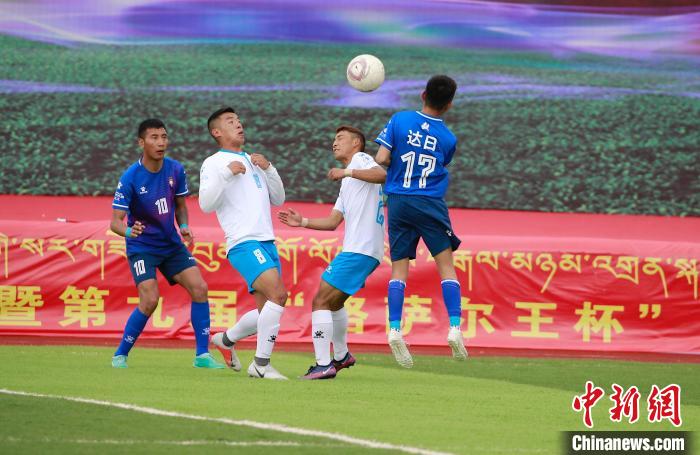 圖為班瑪隊(白)與達日隊在球場進行比拼。　馬銘言 攝