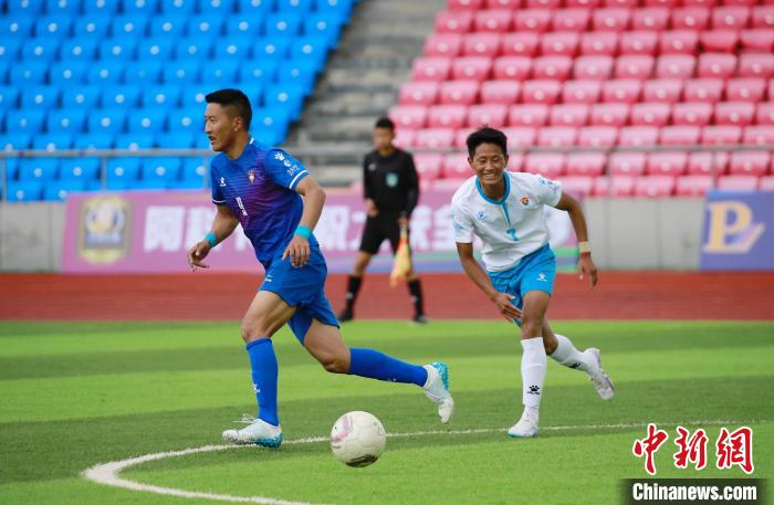 圖為班瑪隊(白)與達日隊隊員在球場感受快樂足球。　馬銘言 攝