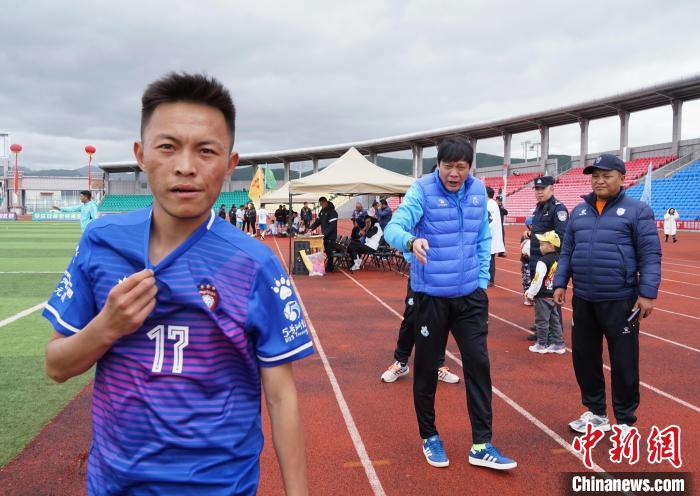 圖為范志毅在球場邊指導(dǎo)球員?！●R銘言 攝