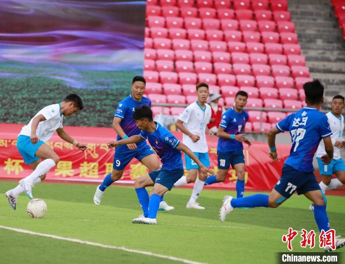 圖為班瑪隊(白)與達日隊在球場進行比拼?！●R銘言 攝