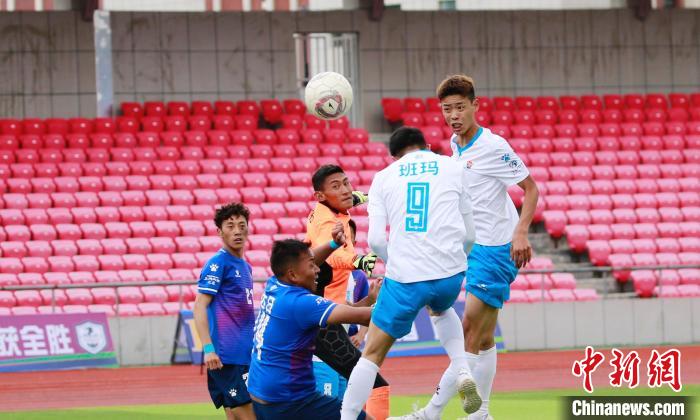 圖為班瑪隊(白)與達日隊在球場進行比拼?！●R銘言 攝