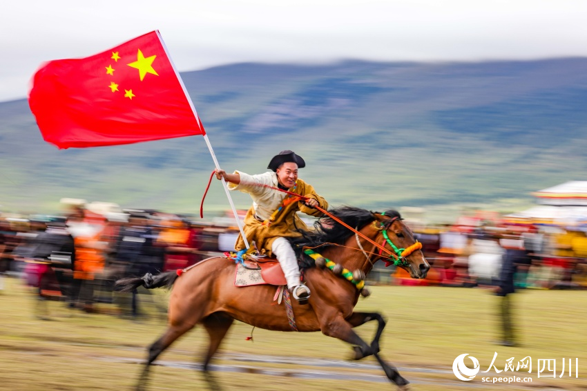 馬術(shù)表演現(xiàn)場(chǎng)。洛絨尼瑪攝