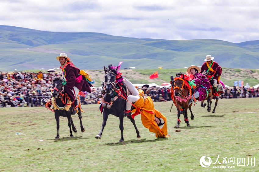 馬術(shù)表演現(xiàn)場(chǎng)。洛絨尼瑪攝