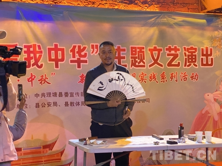 圖為現(xiàn)場書寫的藏文書法.jpg