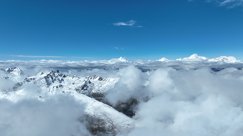 在白馬雪山遙望梅里雪山。德欽縣融媒體中心供圖